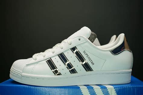 adidas sneaker weiss mit blauen streifen|adidas superstar kaufen.